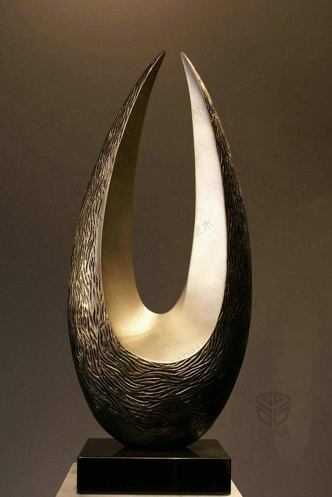 家居艺术品的新选择 86厘米玻璃钢雕塑的魅力